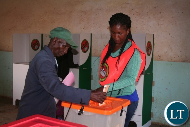 Manyama residents in Kalumbila district lining up to cast their vote in this year’s General election at Shiinda polling station at Manyama school in Kalumbila on Thursday .Picture by BETRAM KAOMA /ZANIS