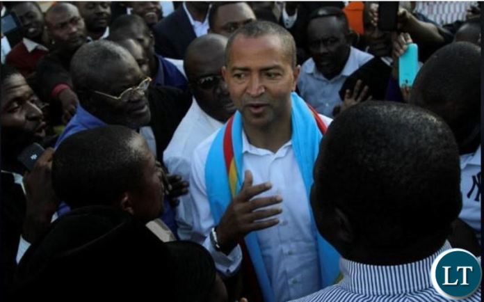 Moise Katumbi being welcomed by his supporters at Kasumbalesa border post